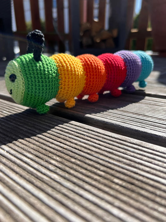 Gehäkelte Raupe – verschiedenfarbiges Kuscheltier & Greifling | Handmade Geschenk für Babys & Kinder