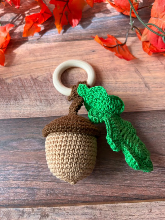 Gehäkelte Eichelrassel – handgemachtes Babyspielzeug aus Baumwolle | Greifling mit Holzring & Knisterblatt
