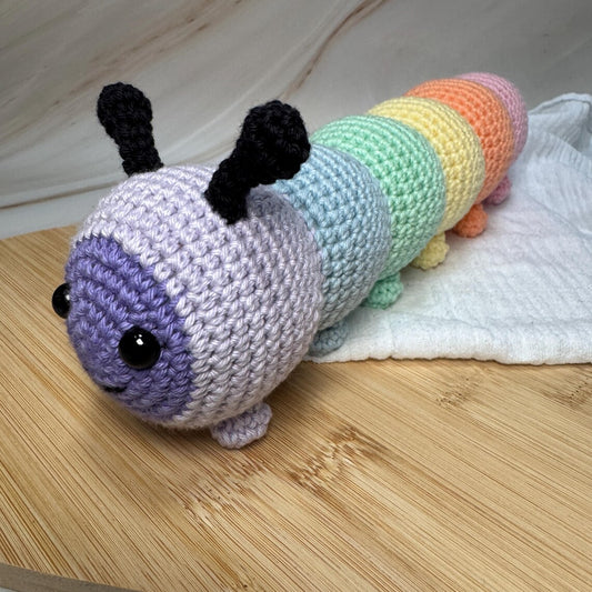 Gehäkelte Raupe – handgemachtes Kuscheltier in Pastellfarben | Geschenk zur Geburt & Kinderzimmer-Deko